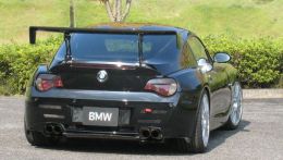 Баварская машина BMW Z4 получила целый ряд оригинальных аксессуаров, существенно изменивших ее характер