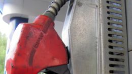 На автозаправках по всей стране цены на бензин перешагнули рубеж в 30 рублей за литр