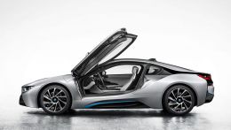 В сети появилось несколько официальных фото и немного информации о новом большом купе BMW i8. На одной из обнародованных фотографиях (которые как обычно называют «утечкой»), новый спортивный гибрид показан в профиль и с отрытой дверью, а на другой можно увидеть увнетреннее убранство автомобиля.