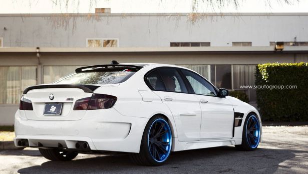 Белая﻿ BMW M5 в тюнинге от SR Auto Group