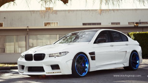 Белая﻿ BMW M5 в тюнинге от SR Auto Group