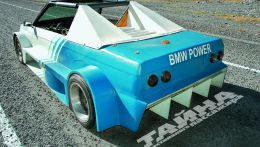 Фишка тачки: пространственный металлокаркас и цельный стеклопластиковый кузов в стиле BMW 3-series, мотор вместо переднего пассажира.