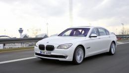 С сентября 2009 года в салонах официальных дилеров BMW доступны новые BMW 7 серии, оснащенные 6-литровым 12-цилиндровым двигателем.