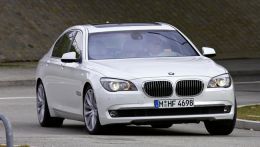 С сентября 2009 года в салонах официальных дилеров BMW доступны BMW 7 серии, оснащенные системой полного привода xDrive. Стоимость BMW 750i xDrive составит 4 950 000 рублей, а BMW 750Li xDrive – 5 150 000 рублей.