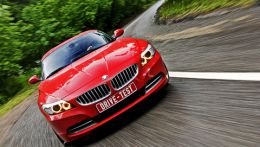 Родстер BMW Z4 отлично выполняет свою главную функцию — производит впечатление на окружающих. Автомобиль выглядит дорого, хотя ездовые повадки не назовёшь рафинированными.