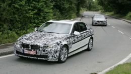 В Интернете появились фотографии BMW 5 серии нового поколения. Фотошпионы увидели новинку во время тестовых испытаний в Германии. Автомобиль получит новую решетку радиатора и систему старт-стоп.