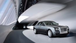 Новинка короче флагманского Rolls-Royce Phanton на 400 мм, но при этом на 187 мм длиннее и на 46 мм шире BMW 7-Series Long. 