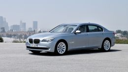 BMW представляет наиболее динамичную и роскошную версию гибридного автомобиля. BMW ActiveHybrid 7 устанавливает новые стандарты эффективности в классе люксовых автомобилей.