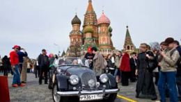 По традиции в соревновании примут участие известные коллекционеры старинных автомобилей, а также звезды российского шоу-бизнеса. 