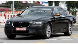 Европейские дилеры баварского производителя получат первые экземпляры рестайлинговой модификации седана BMW 7-й серии в июле этого года.