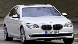В BMW отметили 25-летие своих моторов V12 эксклюзивной семеркой