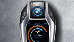 В брелок BMW i8 интегрировали жидкокристаллический дисплей, который выводит водителю массу полезной информации о состоянии его автомобиля.