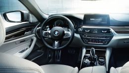 bmw g30 фото за рулем